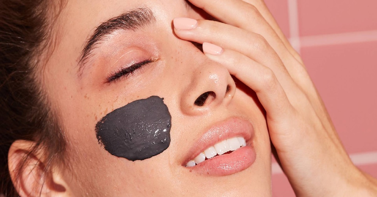 روتین ضروری مراقبت از پوست در روزهای آلوده: ۳ محصول که حتماً باید داشته باشید.